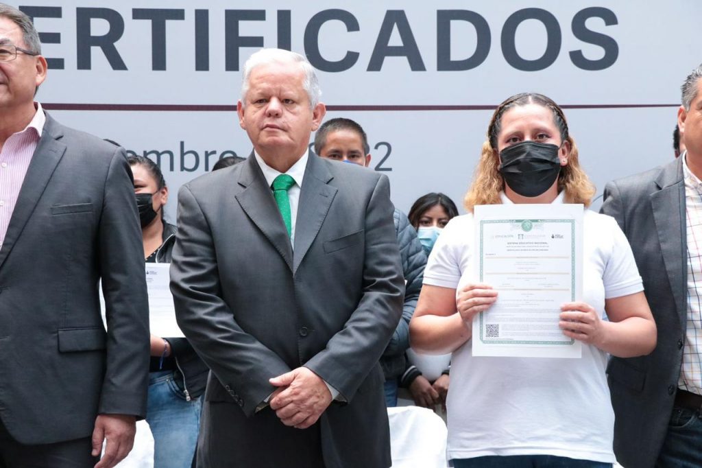El Secretario de Educación Pública, reconoce a Carlos Peredo como impulsor de la educación