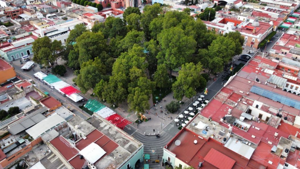Visitantes locales, nacionales y extranjeros llenan el Centro Histórico de Tlaxcala Capital