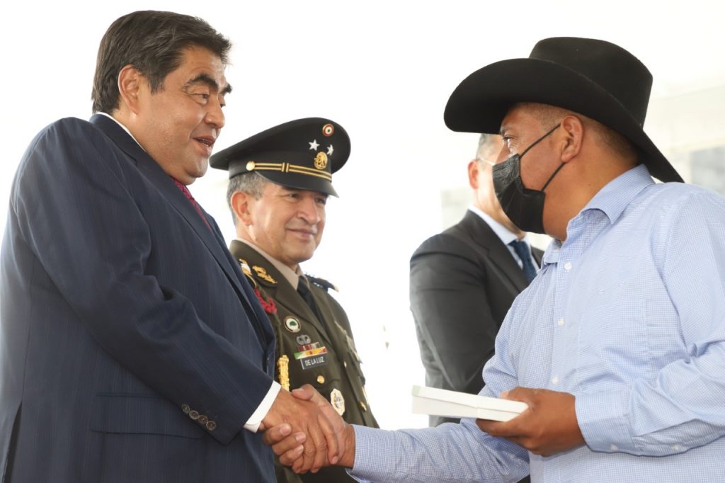 En Puebla, la fuerza del estado es superior a la delincuencia, asevera Miguel Barbosa al entregar patrullas a los municipios