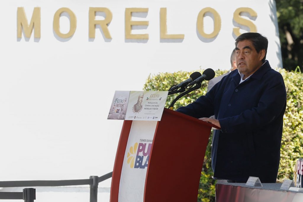 Comprometerse con la patria y su propio destino, pidió Miguel Barbosa a estudiantes