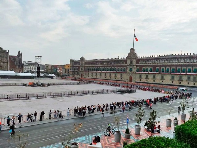 ¡Ya empiezan a abarrotar el Zócalo para el concierto de Grupo Firme!