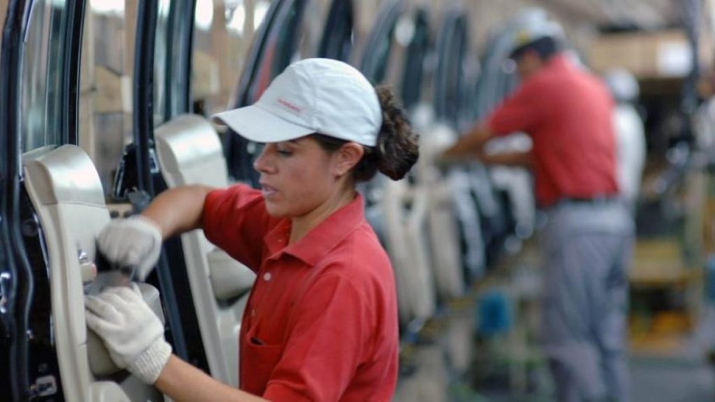 En 2021, las industrias manufactureras registraron 4 348 miles de personas ocupadas, lo que representó un crecimiento de 2.5 % respecto al año previo.