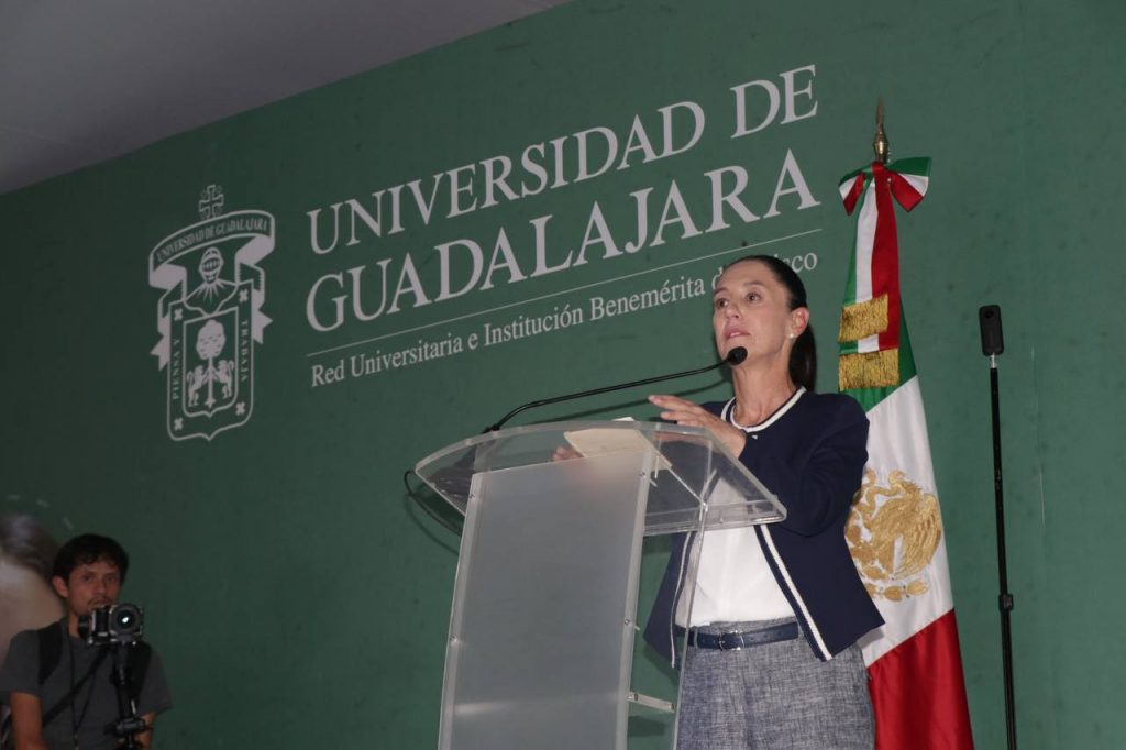 Arropan universitarios de Jalisco a Claudia Sheinbaum. “se trata de un encuentro entre jóvenes que se dan la mano y debaten ideas para construir”