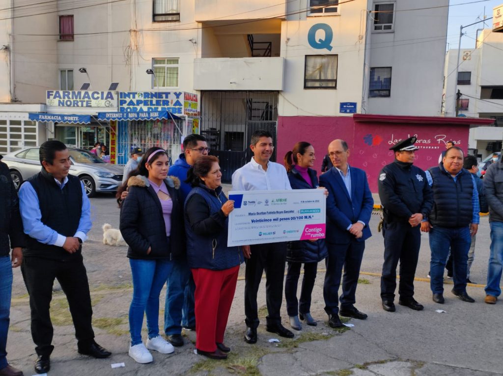 El alcalde Eduardo Rivera felicita a la rectora de la BUAP Lilia Cedillo por su primer informe