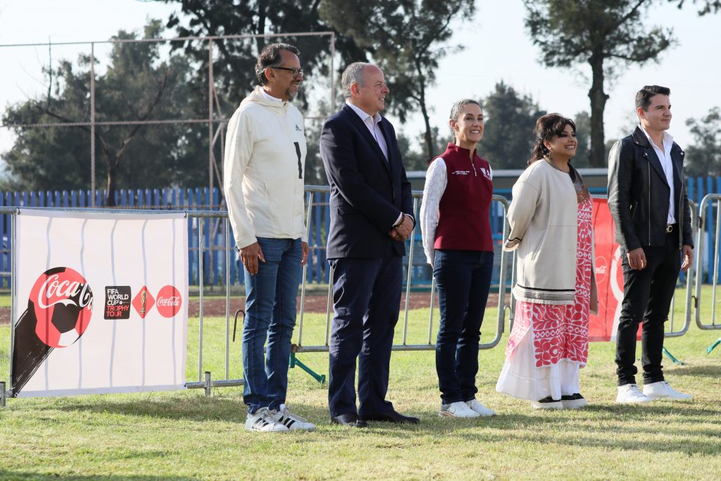Claudia Sheinbaum recibe el trofeo de la Copa Mundial de la FIFA 2022 en la Ciudad de México