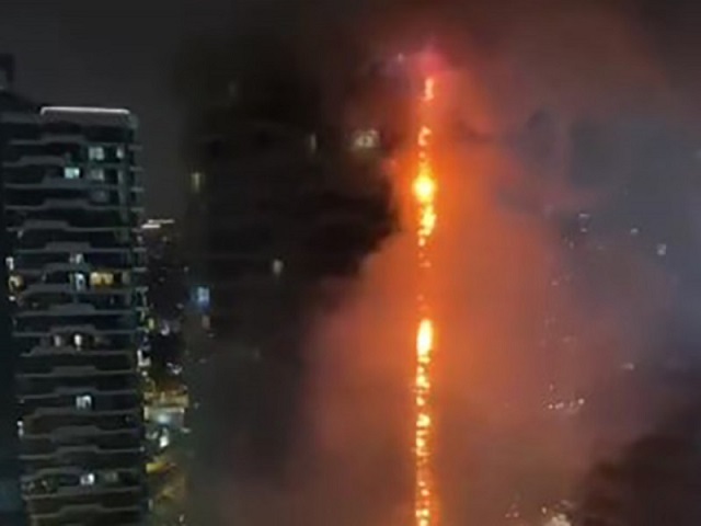 Se registra fuerte incendio en edificio de Turquía; decenas son evacuados