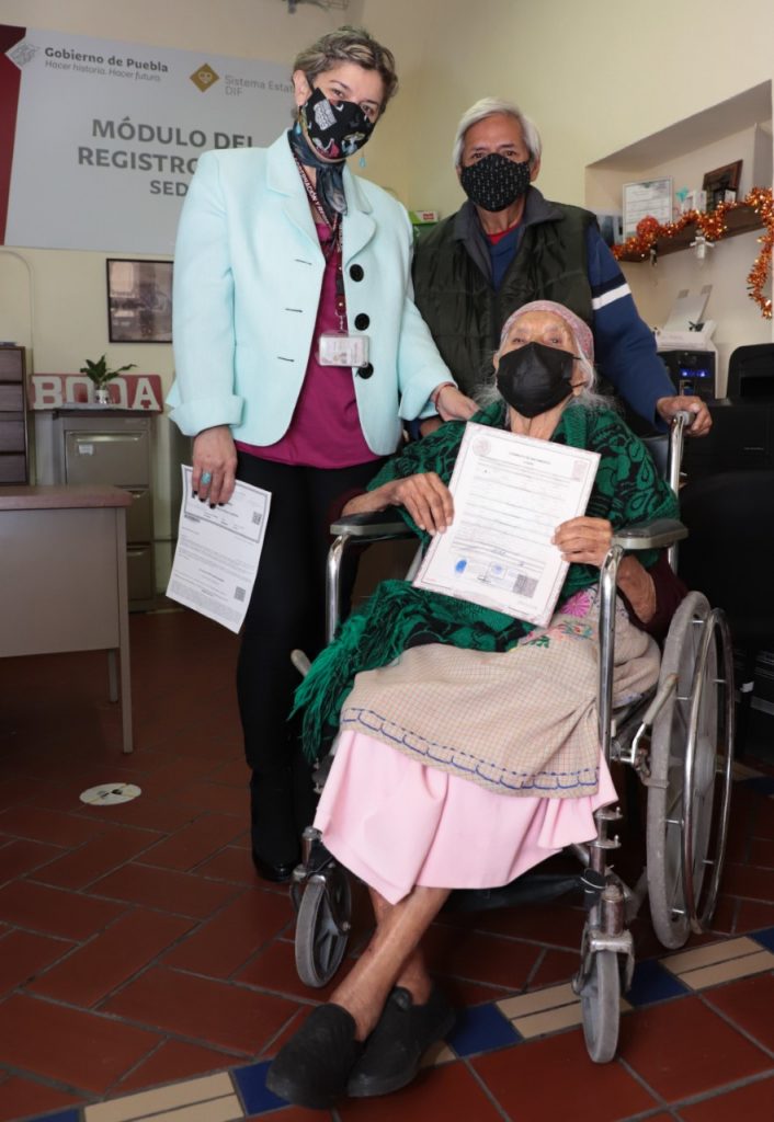 Garantiza SEDIF derecho a identidad de personas adultas mayores