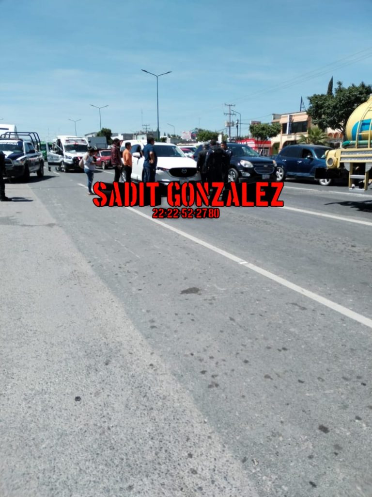 Comando armado balea camioneta de mujer de la 3ra edad para robarle 400 mil pesos en Tehuacán