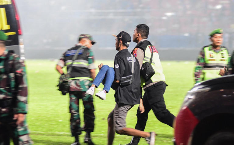 Dos dirigentes en Indonesia fueron suspendidos de por vida tras los 131 muertos en juego de futbol