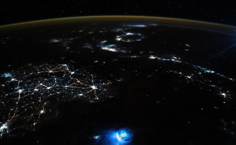 NASA: Estallido de un relámpago y la luz de la Luna captadas en una extraordinaria foto