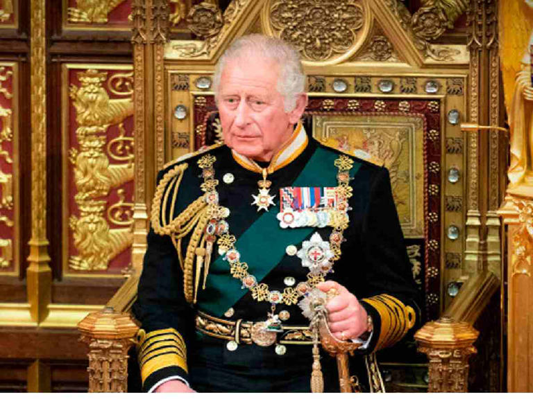 El rey Carlos III quiere impedir que el príncipe Harry y Andrés lo sustituyan