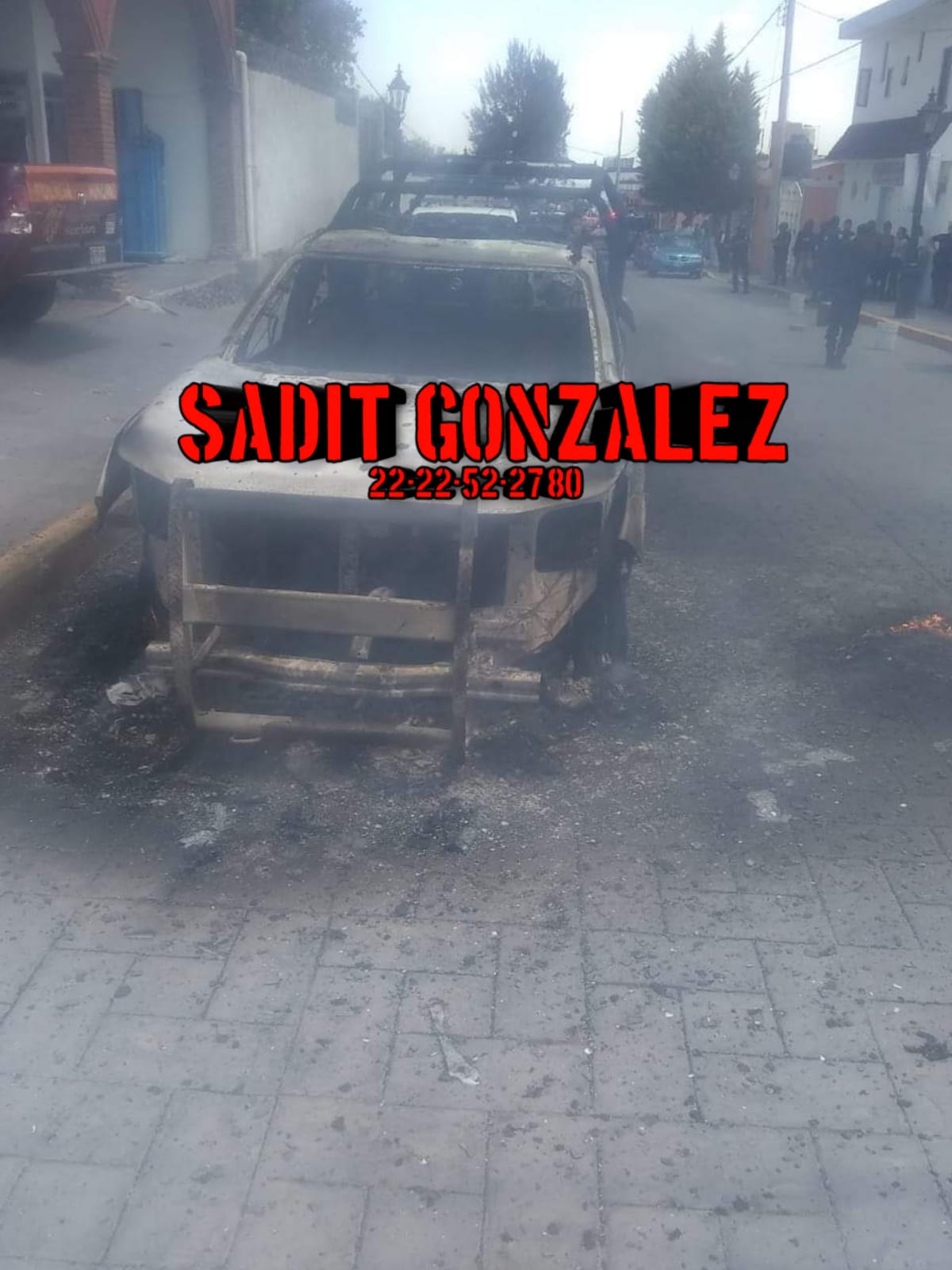 Video desde Puebla: Arde Calpan; población quema patrulla municipal