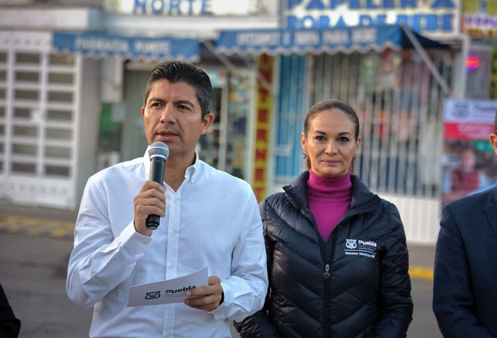 Eduardo Rivera entregó cheque 950 de apoyo a microempresa