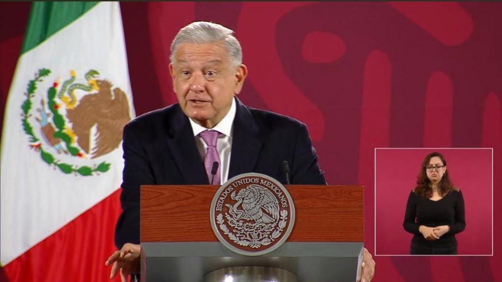 AMLO llama “conservadores” y amaga con buscar a los que se oponen a su nuevo plan de estudios SEP