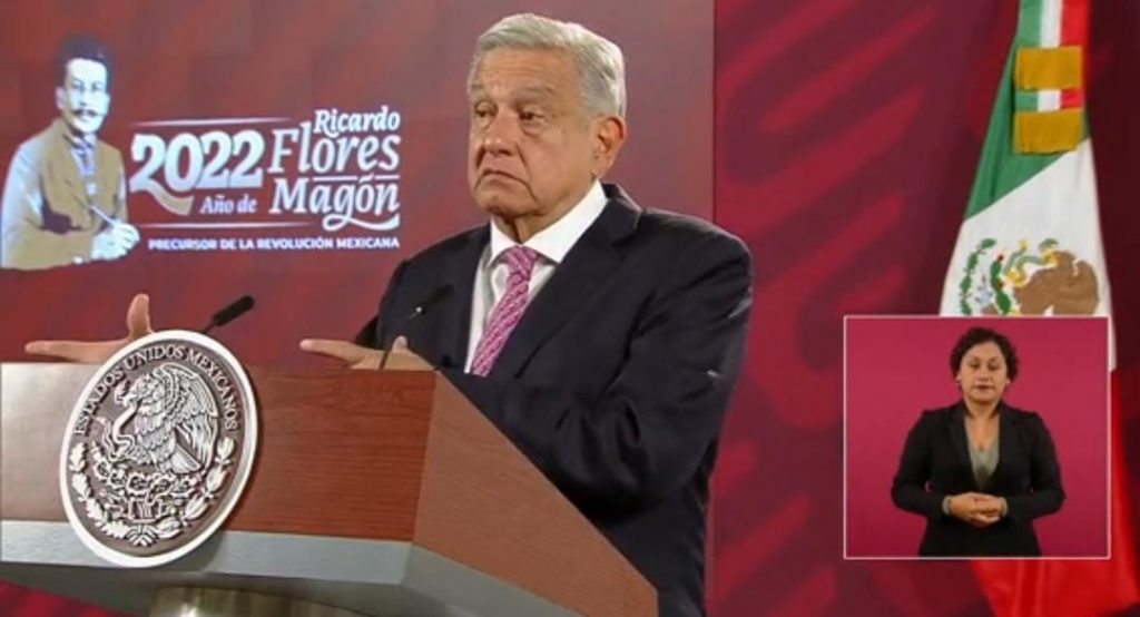 Luego de 4 años, AMLO anuncia que dará recursos a municipios para baches