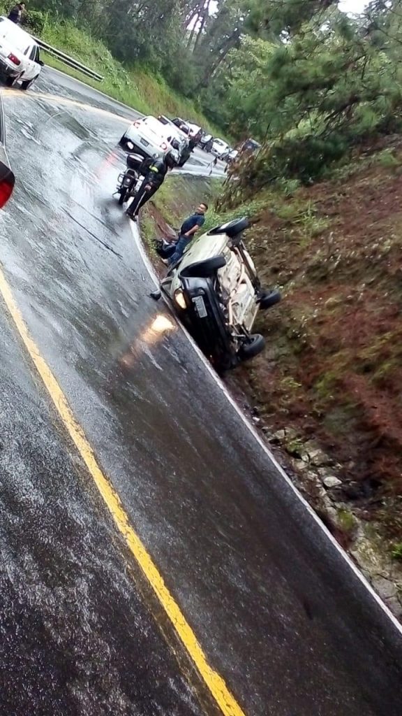 Vuelca vehículo en la México-Tuxpan