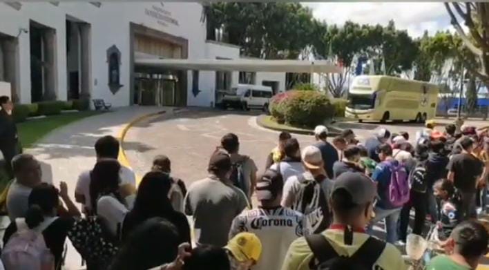 Video desde Puebla: No, no es un sanatorio mental, sino la fila de aficionados al América en espera de los jugadores