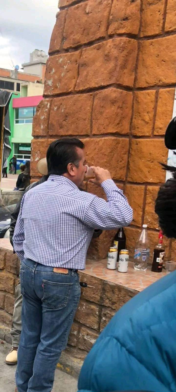 Edil de Tlalancaleca toma alcohol en horario laboral y vía pública