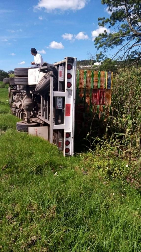 Se voltea camión de redilas en la carretera Chignahuapan-Zacatlán