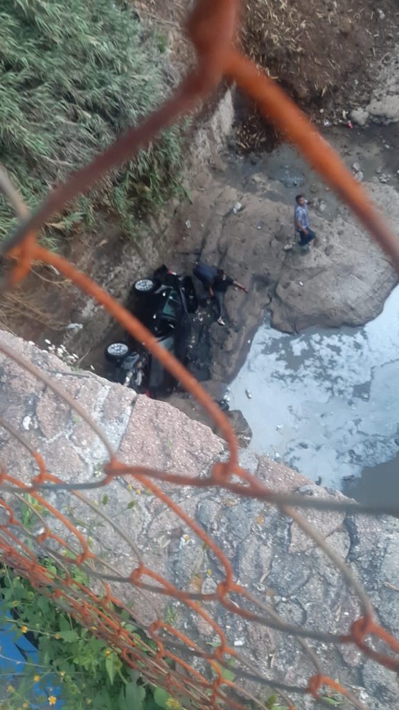 Cae vehículo a barranca en Amozoc