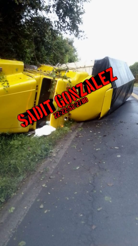 Muere aplastado por su propio camión en Atempan