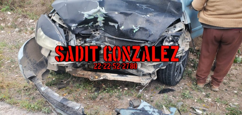 Choque entre combi de transporte público y auto particular deja varios lesionados en Tepanco de López