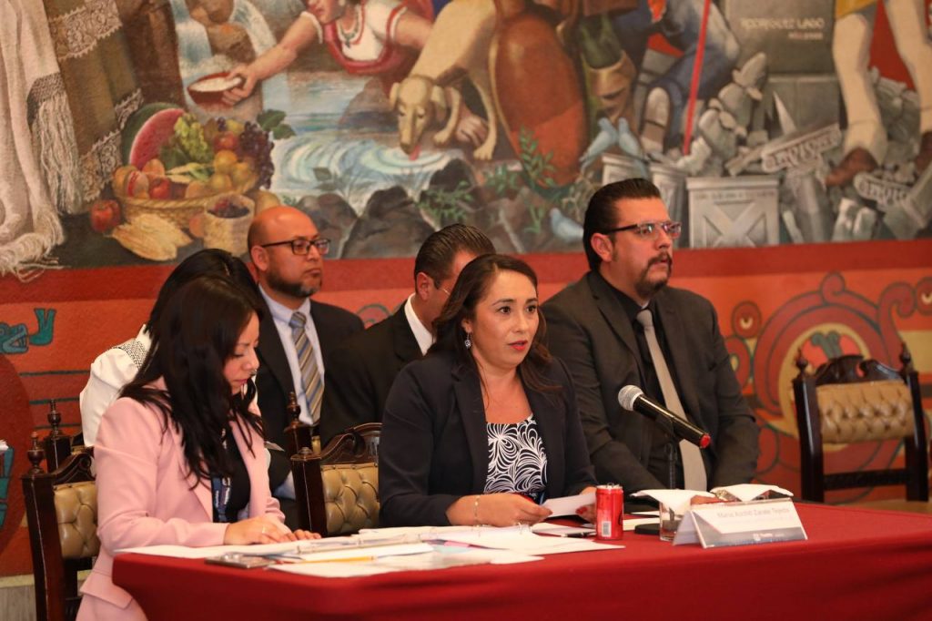 Compareció ante el Cabildo Xóchitl Zárate