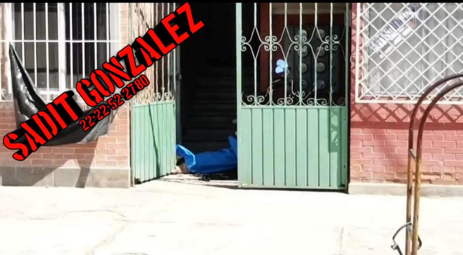 Hallan a mujer sin vida en la entrada de un edificio en Tehuacán