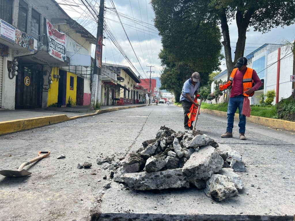 Fotonota: Ayuntamiento de Teziutlán bachea la avenida Hidalgo