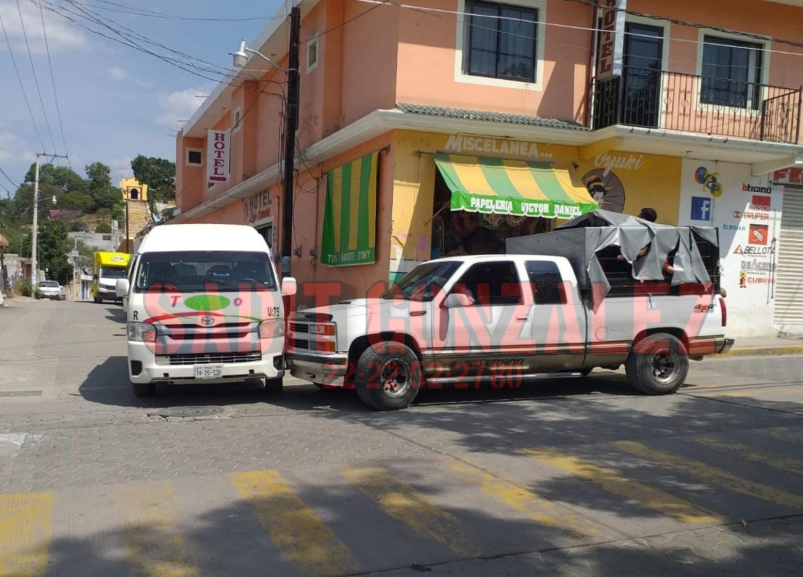 Camioneta con 50 migrantes provoca accidente en Coxcatlán