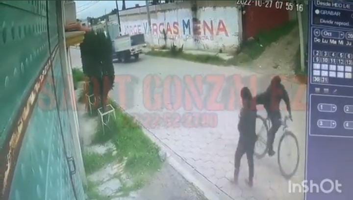 Video desde Puebla: Sujeto en bici arrebata celular a una mujer en Chachapa, Amozoc