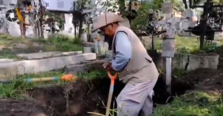 Video desde Puebla: El  extraño y duro oficio de “panteonero”