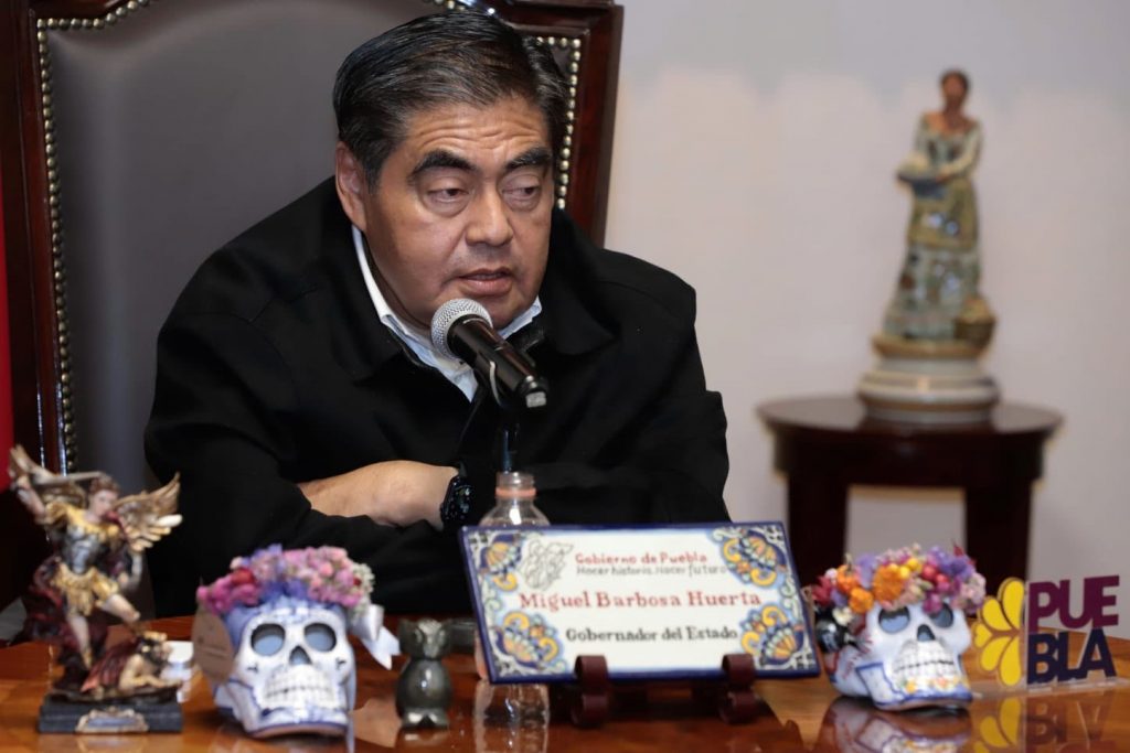 El gobierno de Puebla juntará 200 mdp para cubrir compensaciones a maestros estatales, adelantó Miguel Barbosa