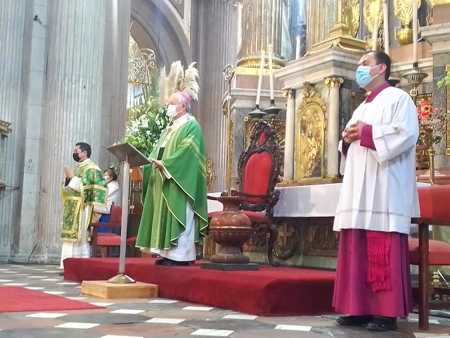 Pide el arzobispo de Puebla por los fieles difuntos