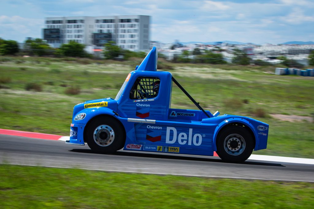 En Monterrey, Jorge de la Parra y el Chevron DELO Racing Team a superar semifinal de los Tractocamiones