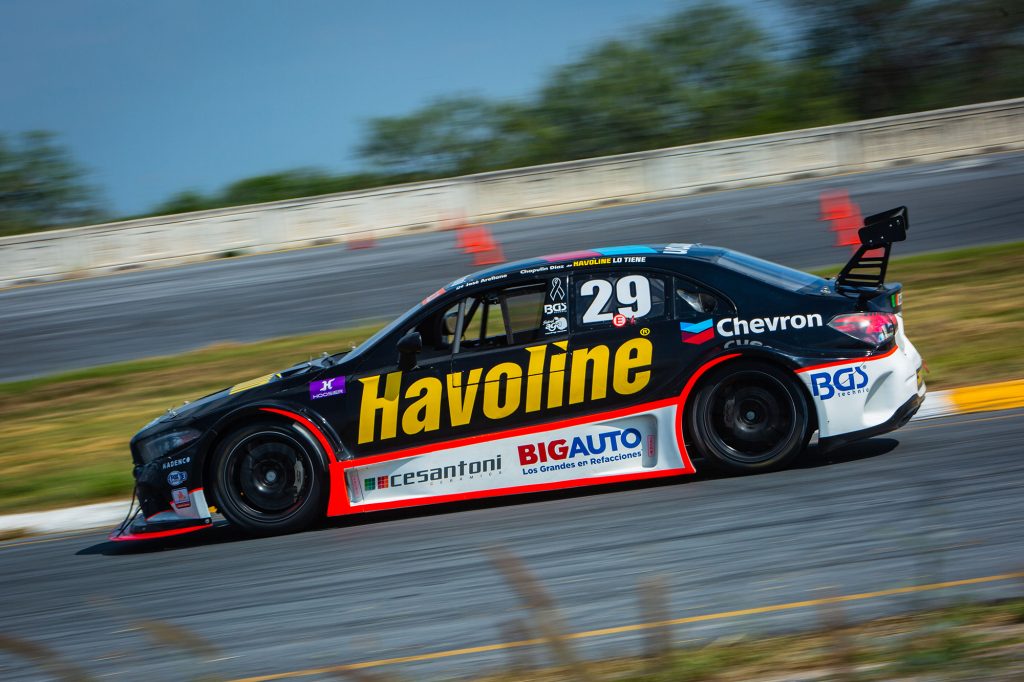 Primer triunfo de la temporada para Richards-Guzman de Grupo  Zapata, en la carrera 1 de GTM Pro 1