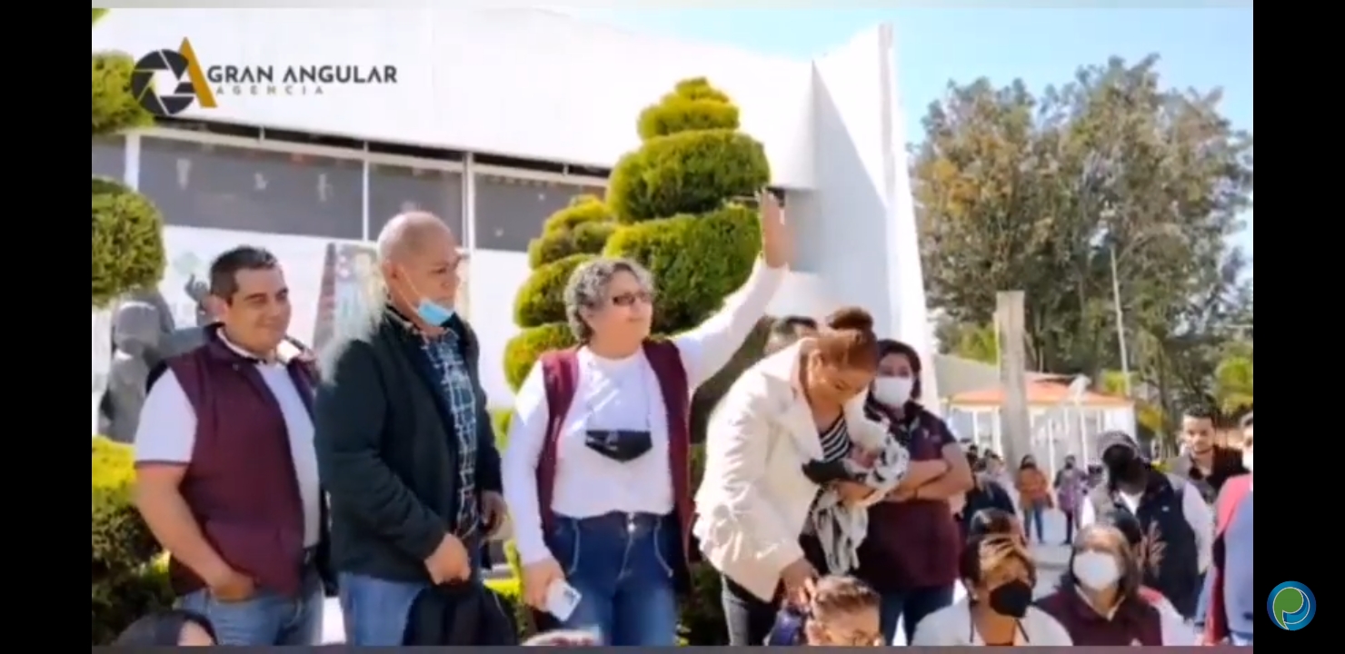 Video desde Puebla: Miembros del SNTE se manifiestan en la SEP