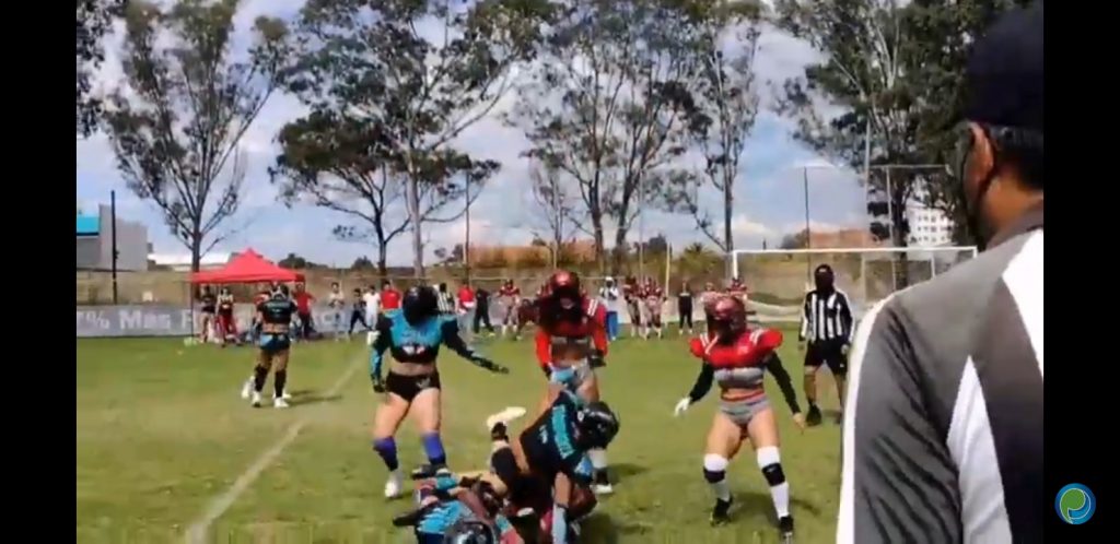 Video desde Puebla: Inicia la liga de fútbol americano en bikini