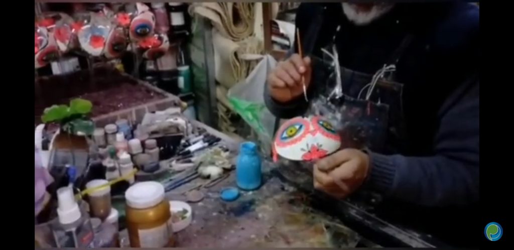 Video desde Puebla: Artesano de Chignahuapan pinta esferas de calaveras y catrines por Día de Muertos