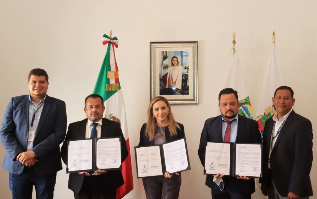 Paola Angon firma convenio para que productores del campo logren exportar