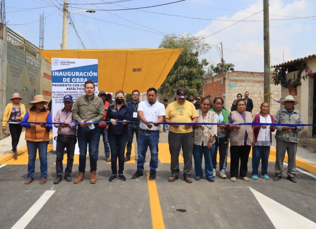 Inaugura Paola Angon 3 nuevas calles para vecinos de Acuexcomac y Momoxpan