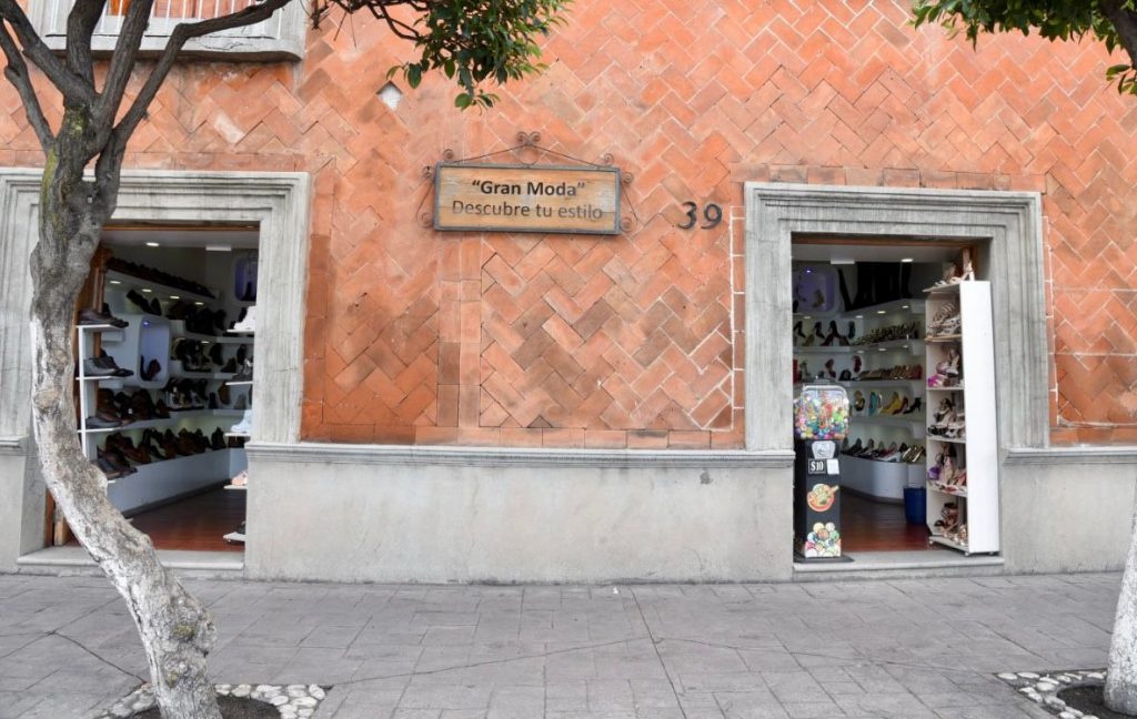 Más de medio millar de comerciantes establecidos inician trámites para regularizar sus anuncios en Tlaxcala capital