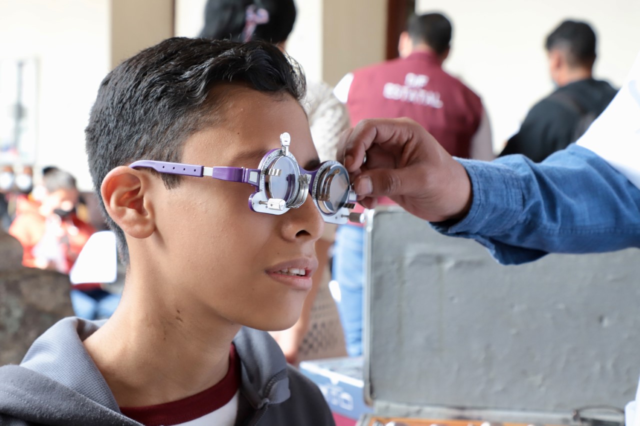 Con entrega de lentes, SEDIF y Beneficencia Pública cambian la vida de poblanas y poblanos