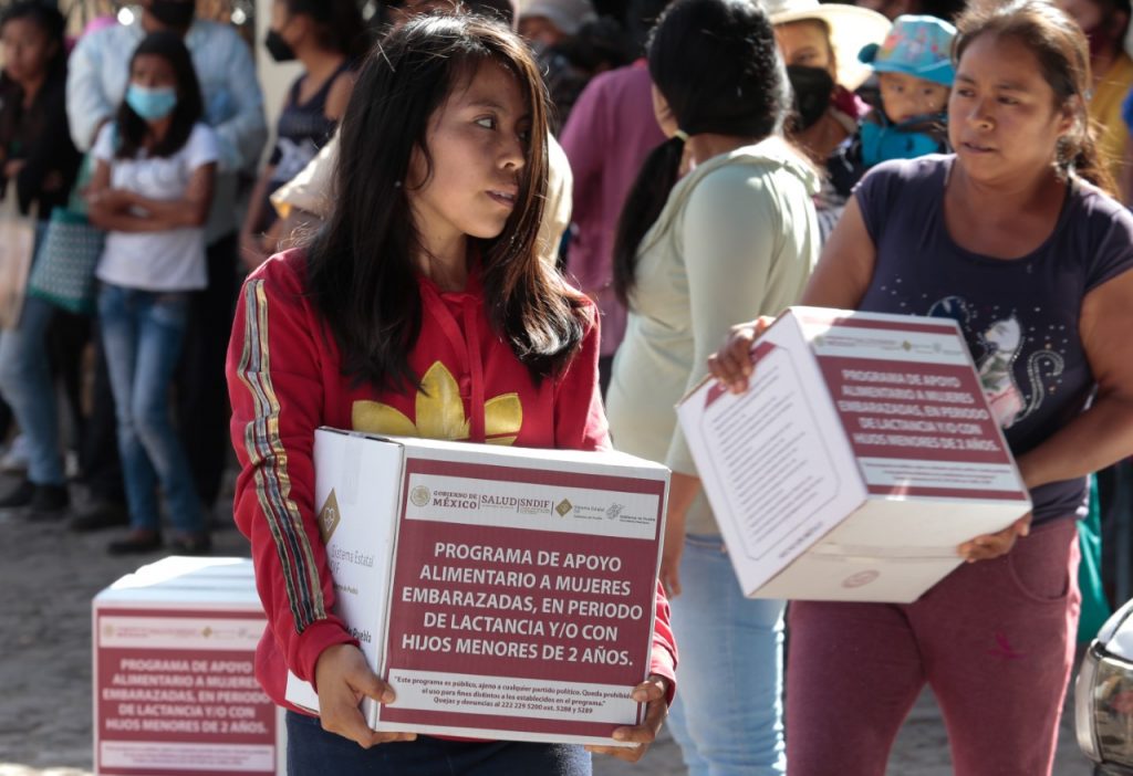 Con despensas, SEDIF apoya a familias de sierras Norte y Nororiental