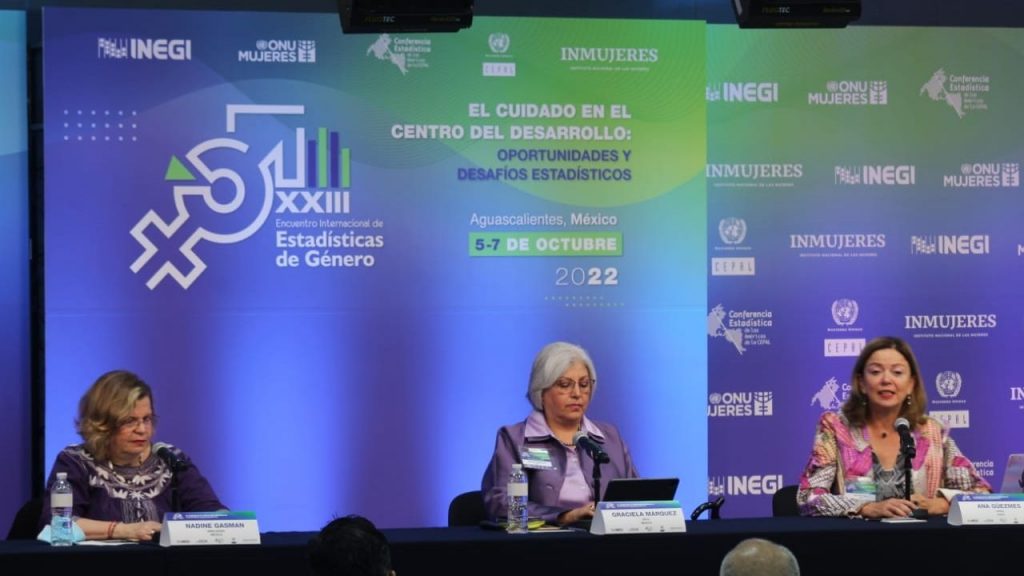 Es un espacio que promueve el diálogo entre las Oficinas Nacionales de Estadística (ONE), los Mecanismos para el Adelanto de las Mujeres (MAM).