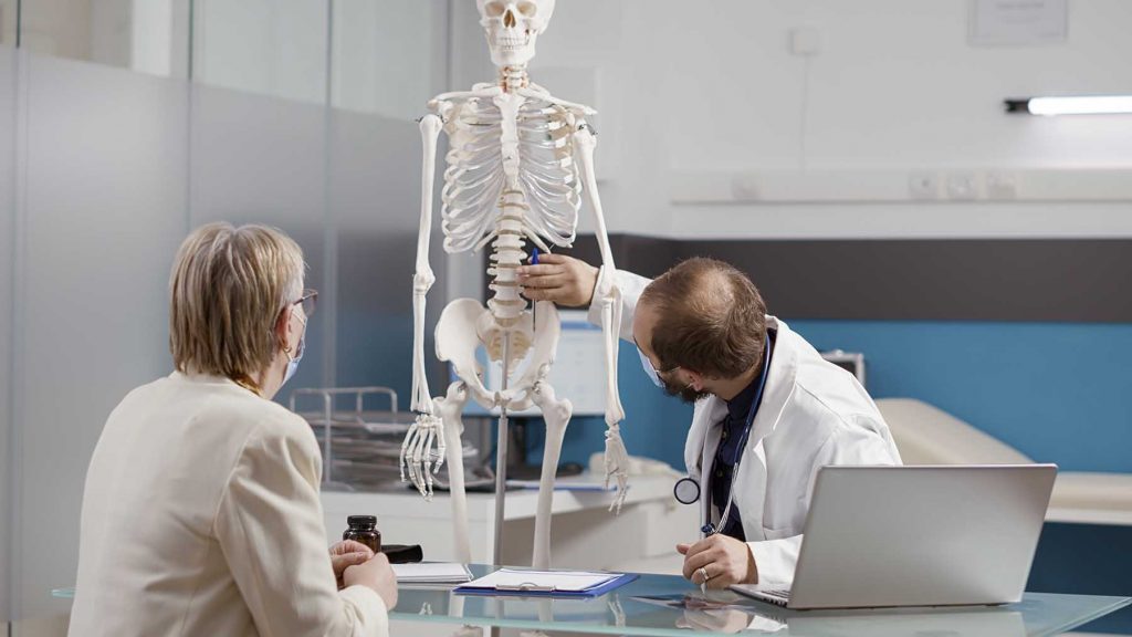 1 de cada 3 mujeres podría sufrir osteoporosis y una manera de evitarlo es con una buena alimentación, mencionan académicas de la UAG