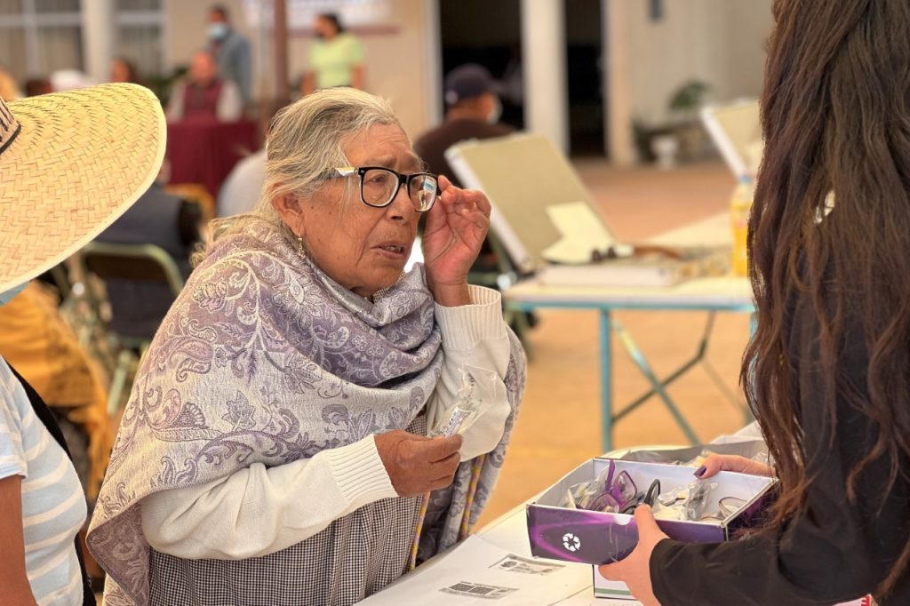 Entregan SEDIF y Beneficencia Pública lentes a grupos de atención prioritaria
