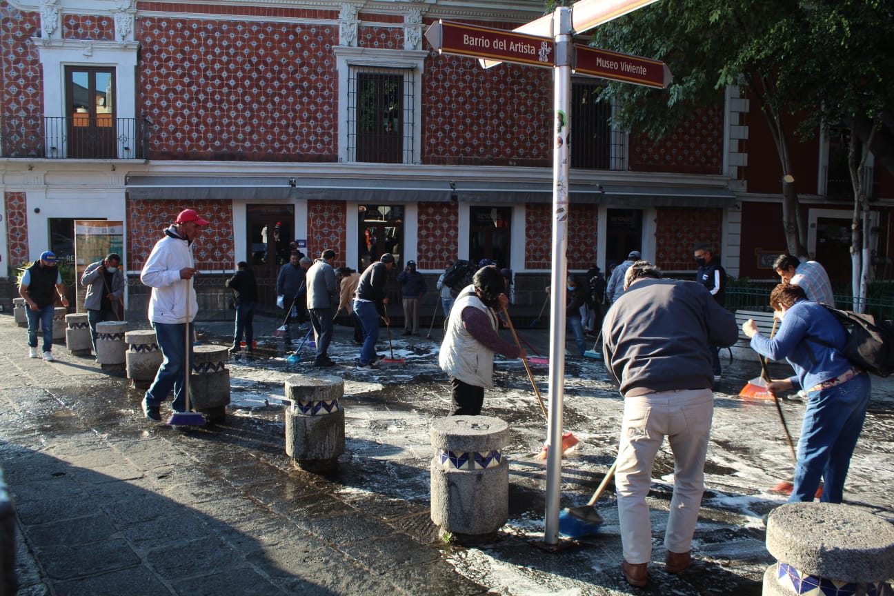 Se limpian espacios públicos y turísticos en Puebla capital