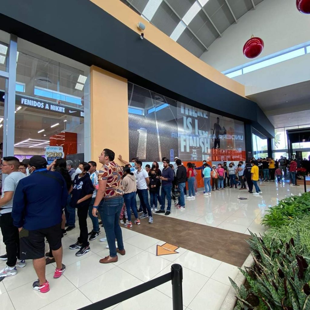 Video desde Puebla: Plazas comerciales abarrotadas en el buen fin