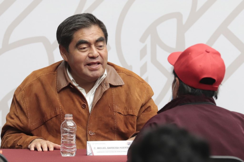 Fotonota: En “Martes Ciudadano”, gobernador Barbosa escucha y atiende a ciudadanos